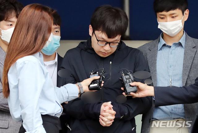 于正|“N号房”赵博士共犯被公开示众:当场道歉 点头认罪