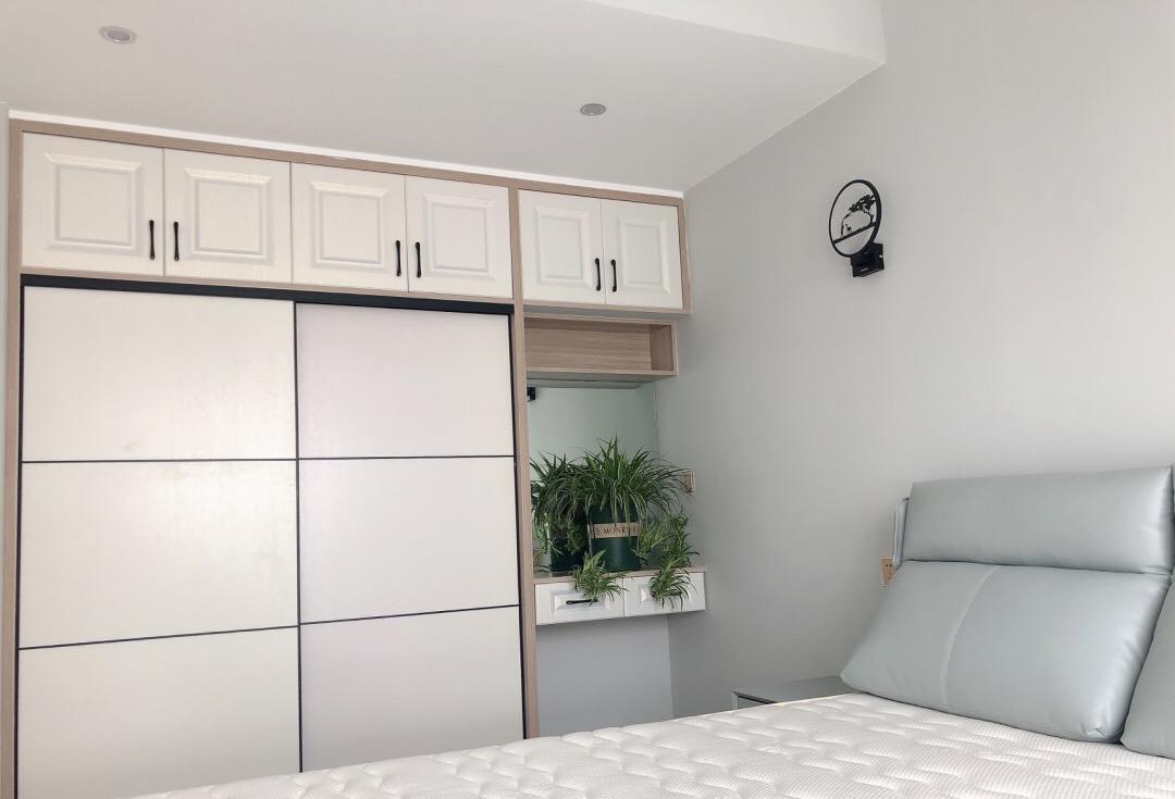 |她家装修不豪华，效果让人很满意，金属线条做电视墙很喜欢！