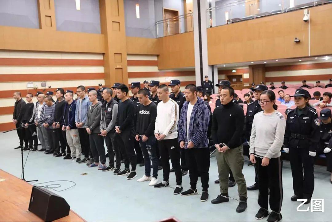 赣州@95后女孩涉黑潜逃，被抓后痛哭，网友：眼泪背后是一副毒辣心肠