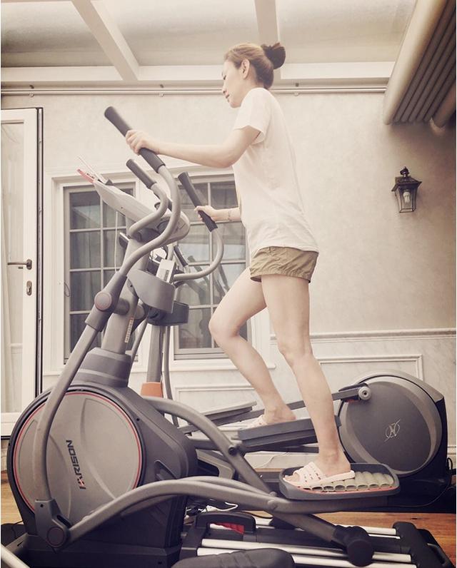 无忧无虑|李小冉晒出自己的家，嫁人后生活无忧无虑，家里还有个超豪华院子