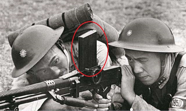 『机枪』抗战机枪弹匣是弯的还是直的？为什么电视剧里频频用错？