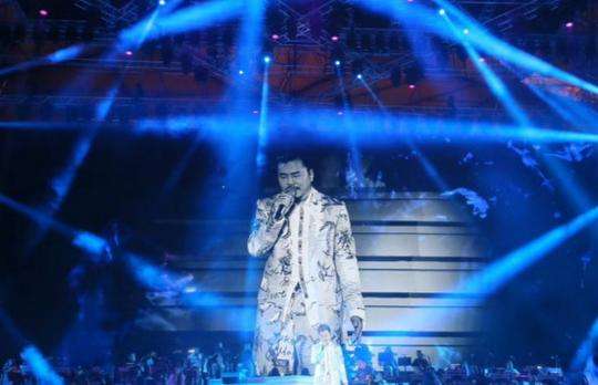 演唱会|史上“最凄惨”演唱会, 开唱舞台空无一人，歌手独自站台上“自嗨”