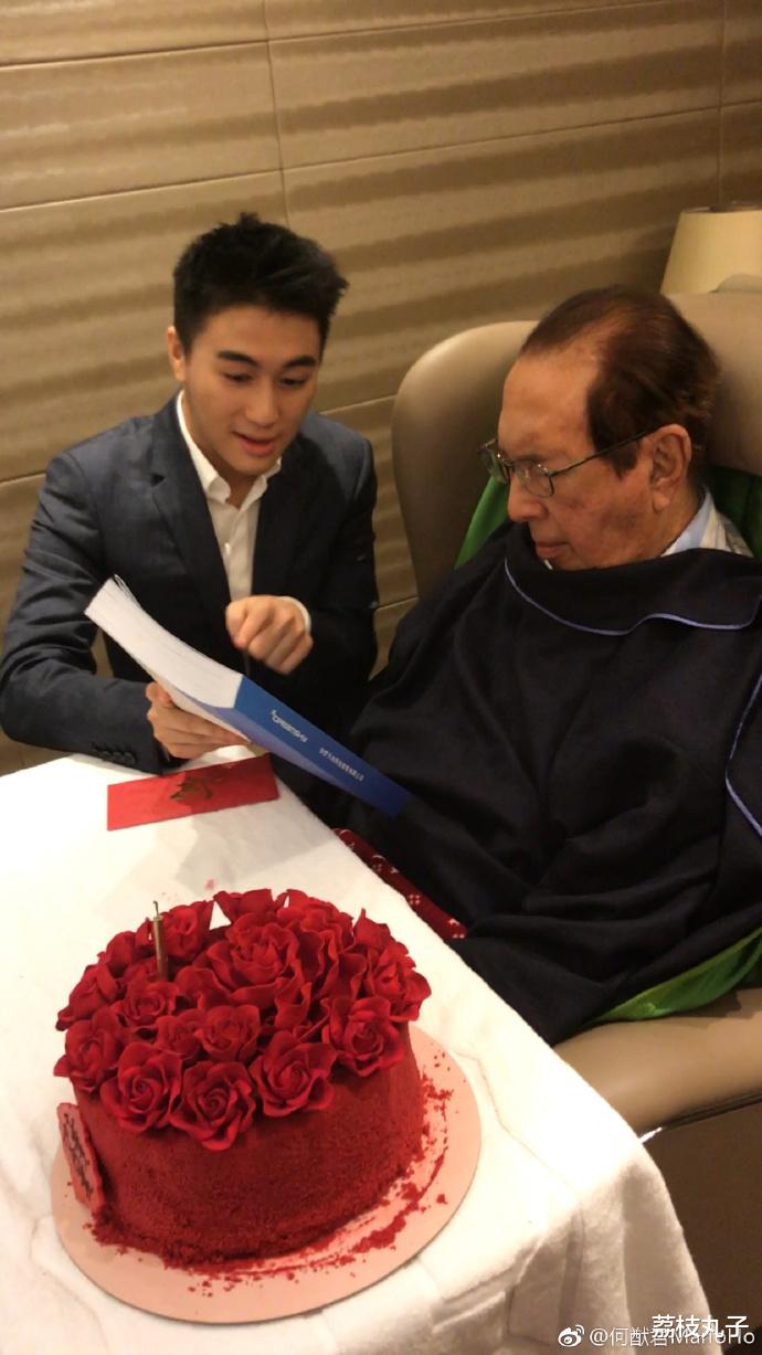 【何猷君】奚梦瑶何猷君医院送别赌王，眼眶泛红很伤心，父子间留下个遗憾