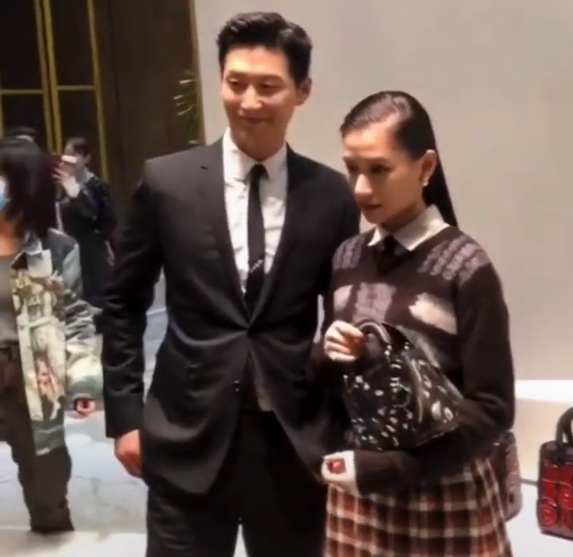 窦骁|窦骁闯祸了！他无意间的小动作，令何超莲被“谩骂”到下不来台