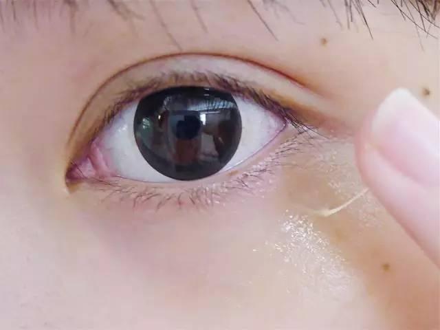 【眼霜】“涂眼霜”的3种错误方法，就算是千元眼霜也是浪费钱还没效果