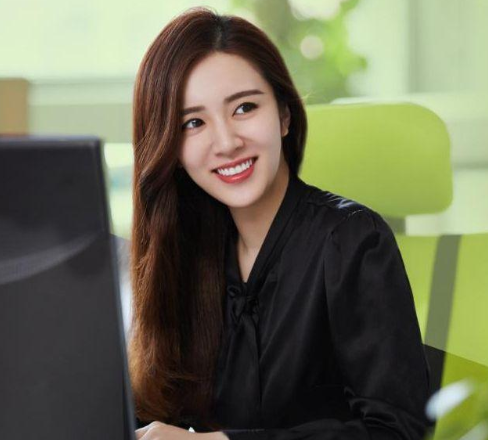 胡歌|她把胡歌亲到吐,将张嘉译亲肿,被指太奔放,今33岁仍单身