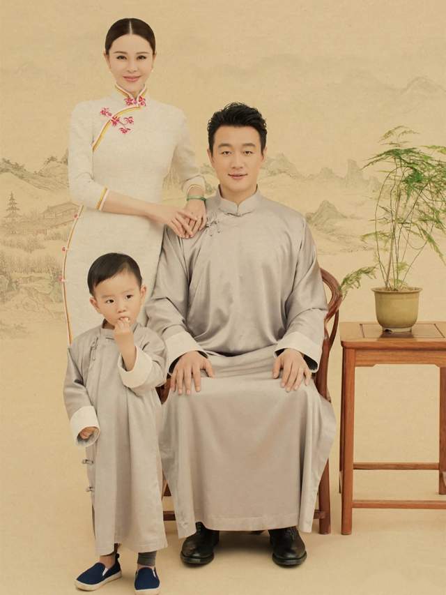 佟大为|佟大为民国风全家福曝光，父子俩穿长褂，母女三人着旗袍超养眼