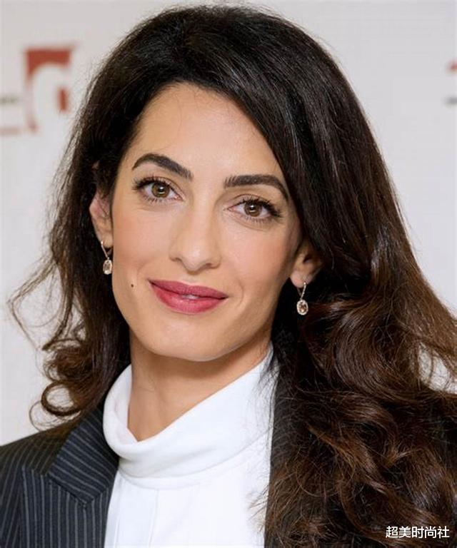 律师|她是最会穿的性感律师，日常服装费要30万，却嫁大17岁的花花公子