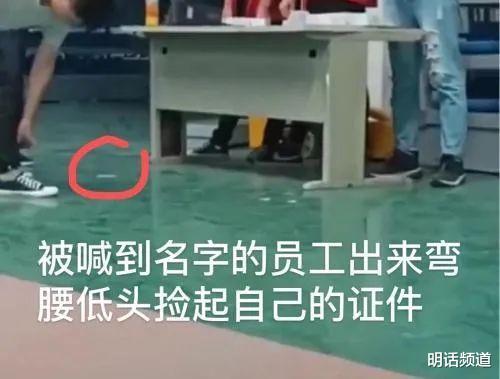 明话频道|看见低身翻检证件的年轻身影时,仿佛已听见他们拔腿离去的脚步声