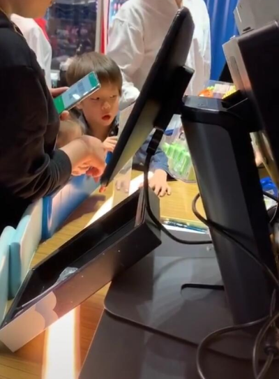 向佐|杜江霍思燕评论区沦陷，网友质疑女儿代孕一事，两口子闭口不谈！