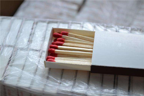 |他收集尿液欲提取黄金,却意外发现一种物质,不料改变了世界