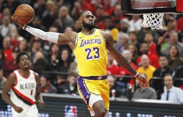 詹姆斯@詹姆斯：我过去十年赚了47亿，C罗：我56亿，他：麻烦都让让