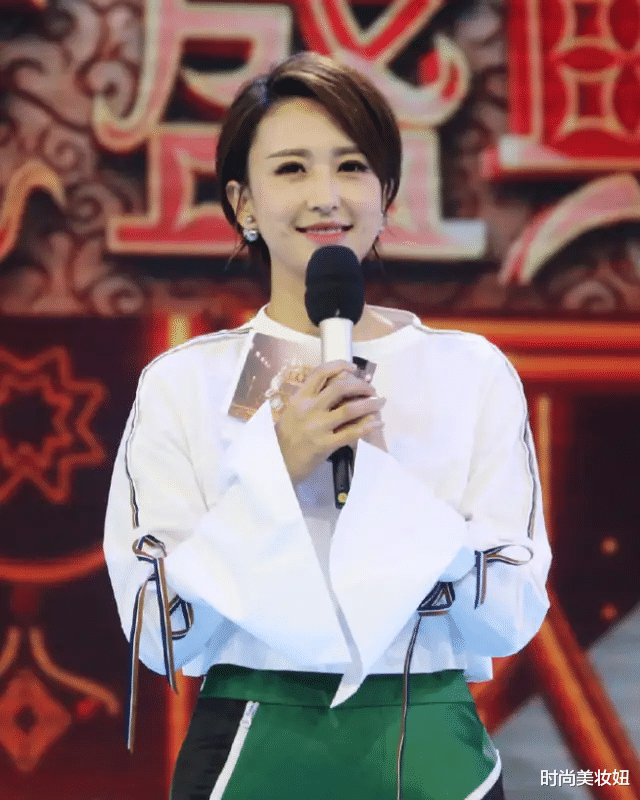 「穿衣搭配」张蕾剪了短发气质更惊艳，穿白衬衫配半身裙录节目，甜美又减龄