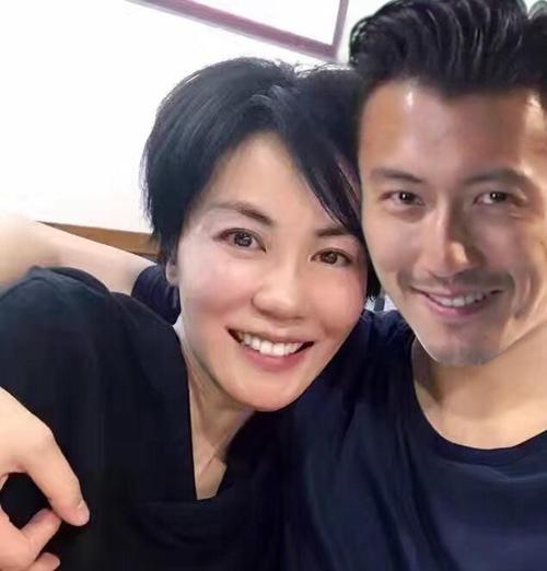 李亚鹏|李亚鹏与许晴公布恋情？全家一起吃饭，相当开心