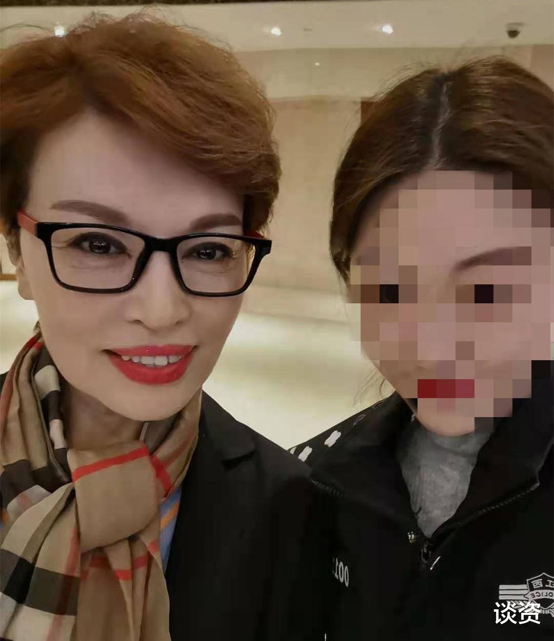 舒淇|59岁央视主播李瑞英近照曝光，妆容精致不敢认，染金发太时髦