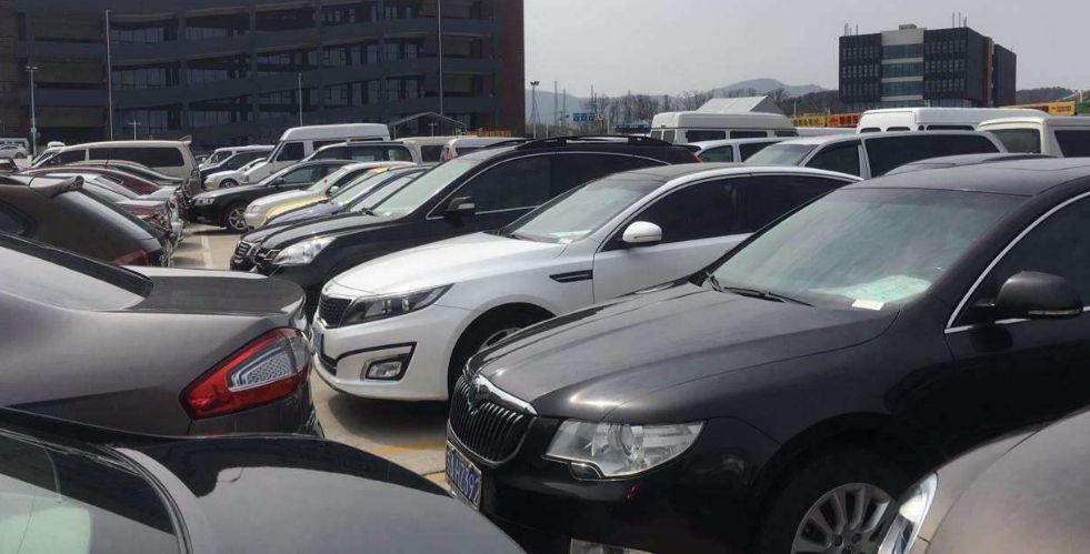 本田飞度@适合“穷人”的3款车，省油耐造是基本操作，关键开出去倍有面儿