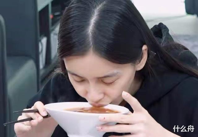 明星素颜|Baby素颜端着碗吃饭,我却注意到了她的指甲,款式太前卫!