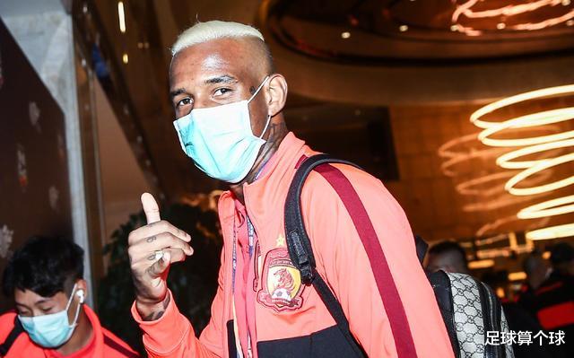 广州恒大|冠军恒大来了！光头卡纳瓦罗，保利尼奥666，美女记者现场直播