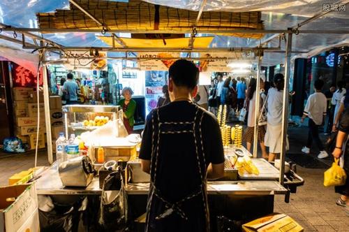 「」地摊复苏一月后，为啥突然要凉凉？摆地摊降温的根本原因是什么？