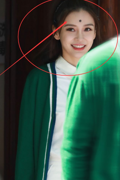 『关晓彤』关晓彤太难了!同穿奔跑吧运动裤,baby嫌长,她却不够穿