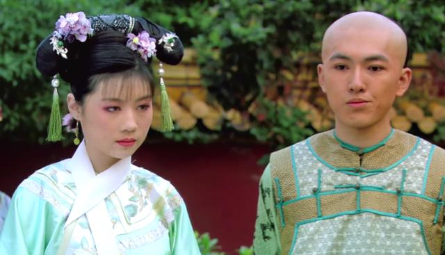 邓超元|甄嬛传：青樱推开胧月时，甄嬛面无表情，为何宜修脸色却很难看？