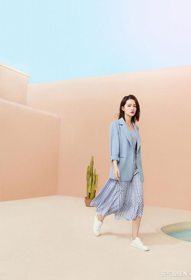 李沁|李沁丝毫不惧后果！这么短的亮片裙也敢穿，走路只能用手往下拽
