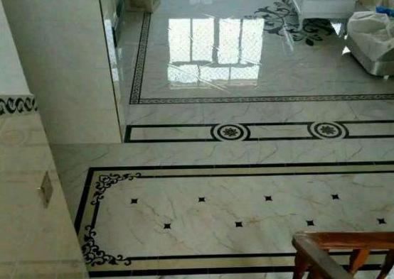 【】工人刚贴完瓷砖，老婆坚持要多做一些黑边，完工效果真赞，晒晒