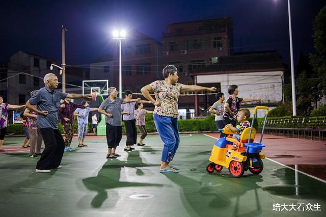 培大大看众生|六旬独居大爷每天跳广场舞，街坊却嗤之以鼻：这老头别有用意