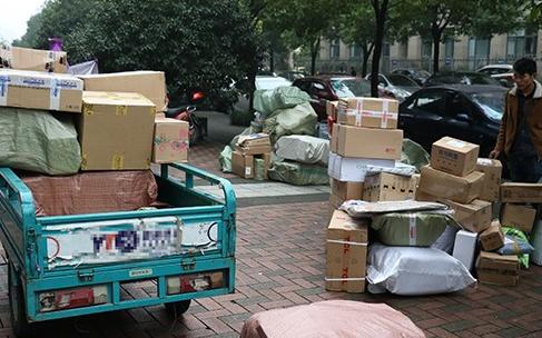 「快递」8岁女童携5岁妹妹“偷”3000元快递，家长拒绝赔偿，叫嚣：你讹人