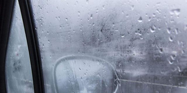 丰田RAV4：摸了8年方向盘才懂，车上这按钮能一键除雾，按下车窗焕如新