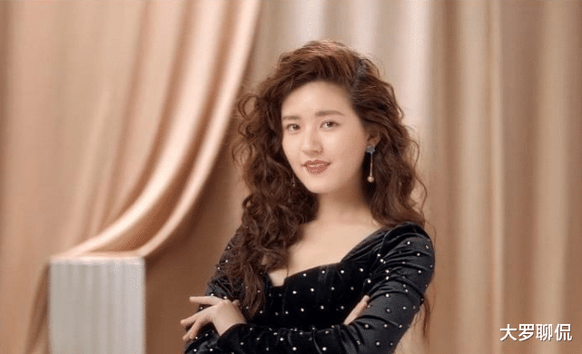 「赵露思」赵露思为何一直直发？当造型师突发奇想给她换羊毛卷：瞬间想脱粉