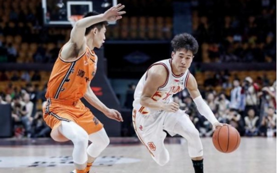 姜伟泽|新生代的后卫姜伟泽和徐杰谁更优秀?