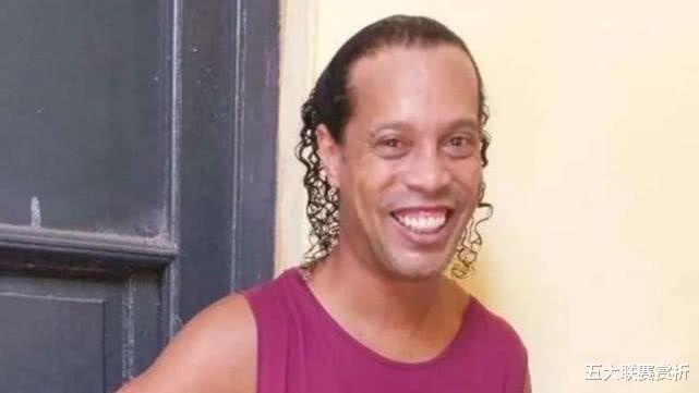 「卡卡」潇洒!卡卡加入颠卷纸挑战 单脚颠球+一气呵成 球迷:谁邀请小罗