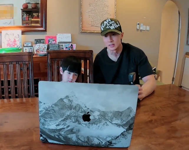 [吴尊]吴尊儿子学中文，用左手写字，看到neinei学钢琴时，超羡慕