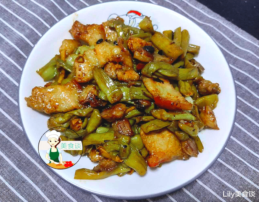 五花肉|五花肉最馋此做法，不红烧不烤，搭配此菜一起炒，酸爽鲜香不油腻