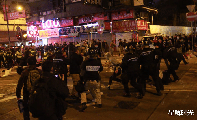 「美国」截止6月4日晚上21：30，美国140城沦陷，“中国人”在暴乱中狂跑