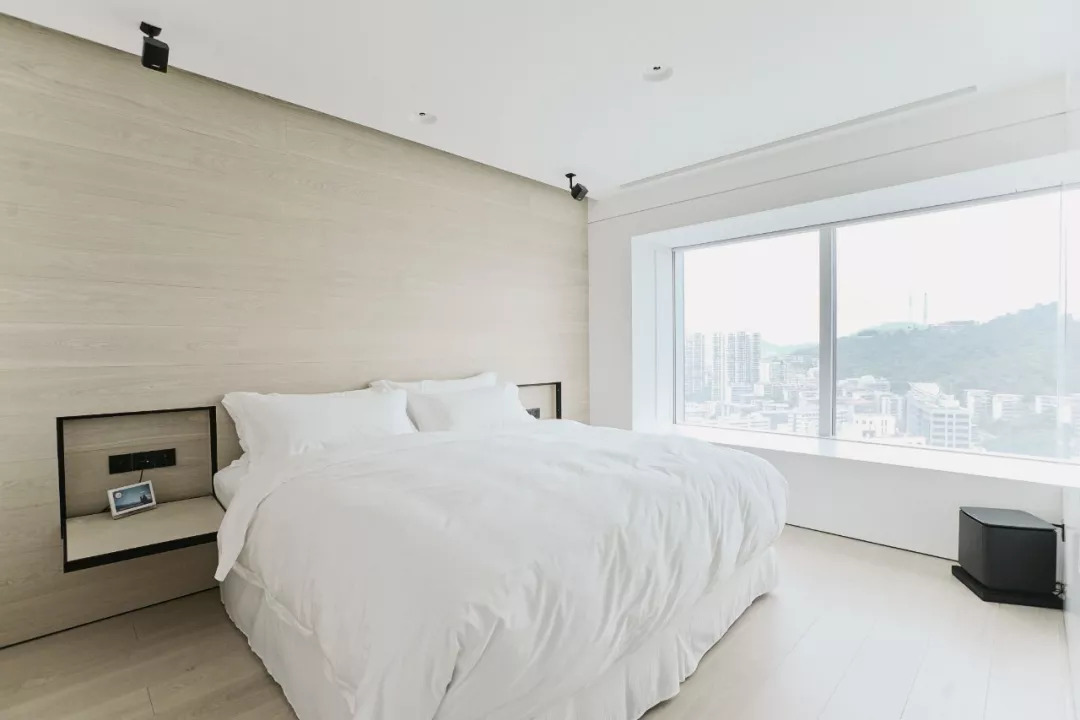 洁癖小哥的200㎡独居豪宅：智能控制家里一切，连狗都是电子的