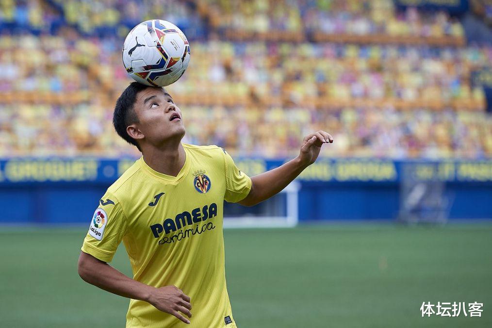 日本队|19岁日本天才沉沦！第85分钟替补登场，赛季0球0助攻，一脸郁闷