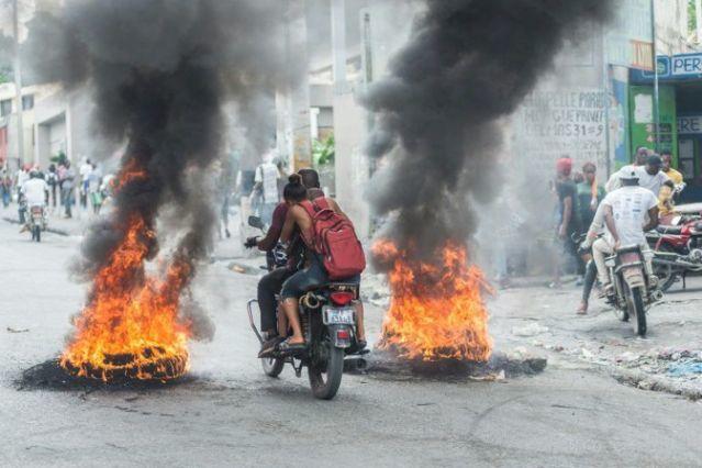 海地警察持槍抗議要求漲薪並釋放被扣同僚，首都陷入停頓-圖2