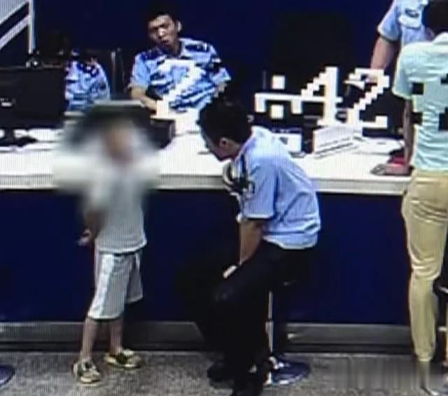 河南都市频道|小男孩刮花别人的车,到派出所自首后被罚洗碗,每个5毛钱