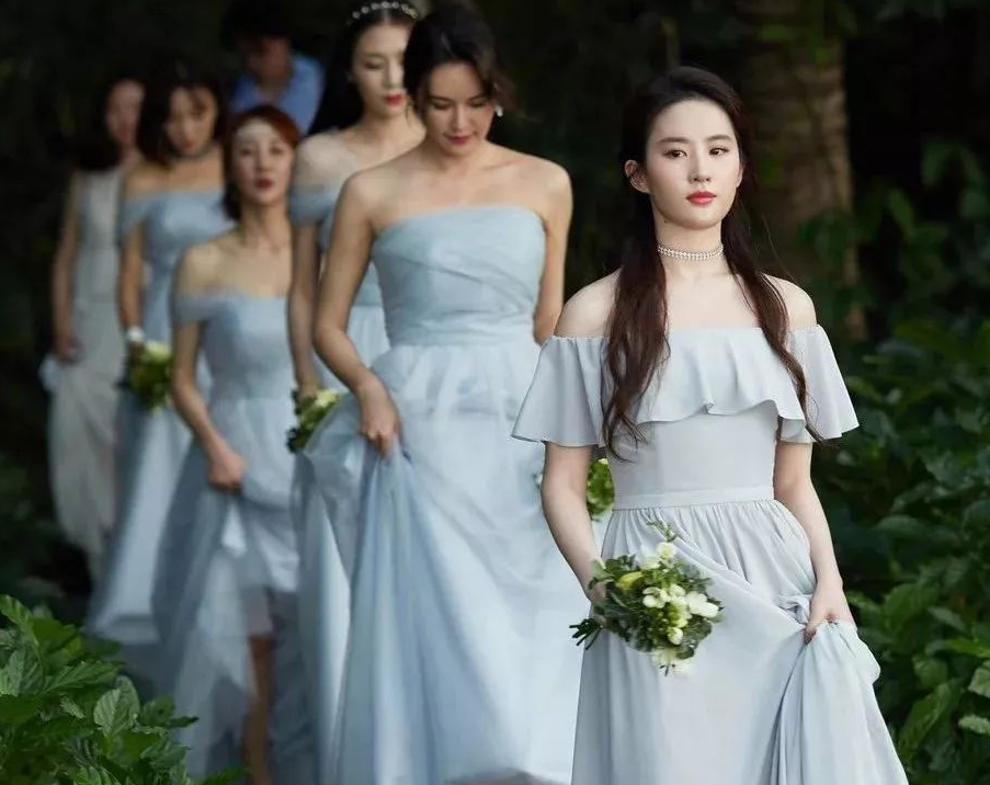刘亦菲：有一种“伴娘”叫刘亦菲，明明已经很低调了，却还是抢了风头