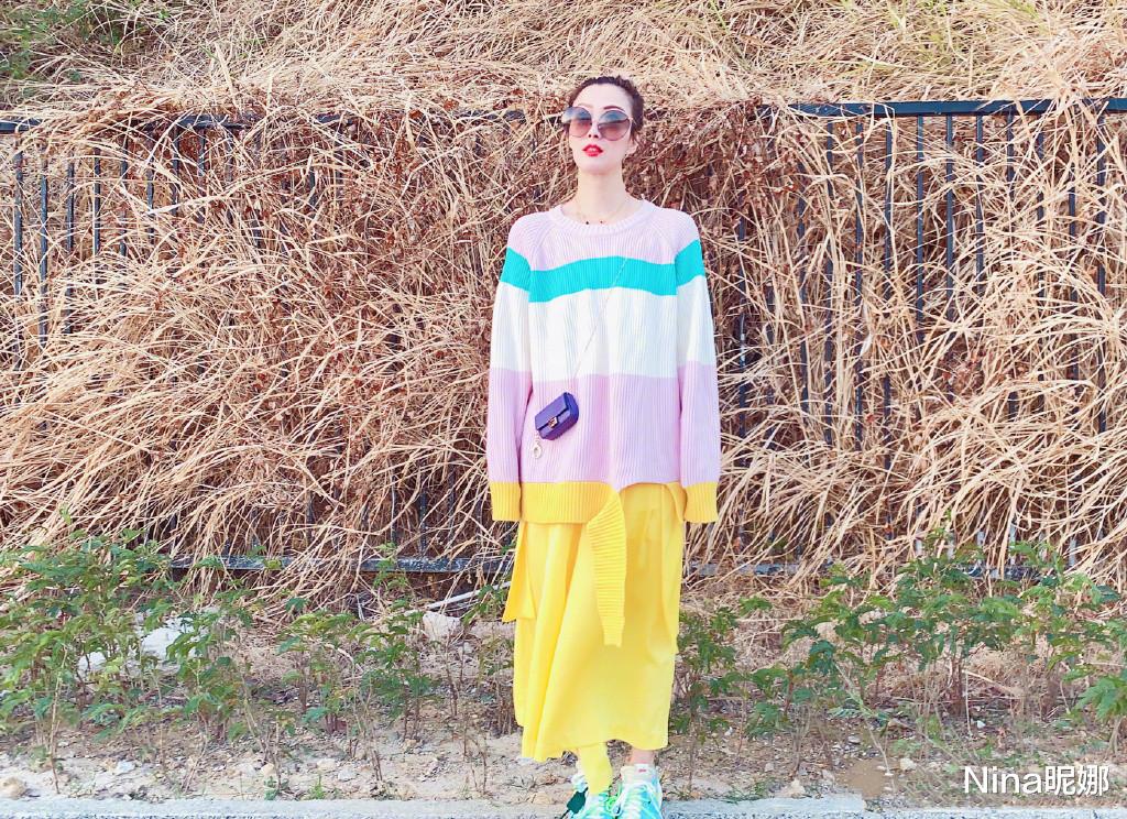 谢娜|郑秀文罕见携老公外出逛街,紧贴老公似连体婴扫货,全程腻歪老公甘心当苦力