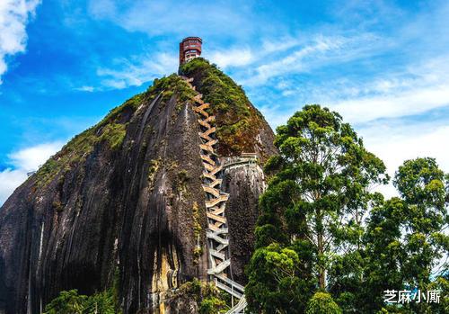 『』最险峻的“钉子户”，房子建在200米岩石上，回趟家得爬650级台阶