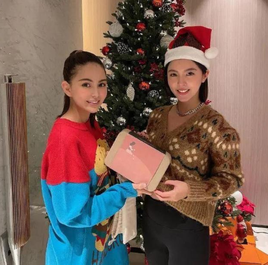 奶果的妈咪 昆凌翘臀平腹全靠后期P图，腹肌消失变成小肉肚，真怀上三胎了？