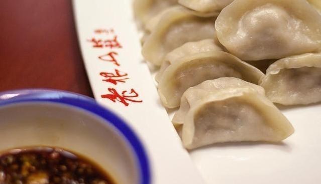 『聚会』公司聚会，10人点了12道“东北菜”，看到这菜量，朋友们后悔了！