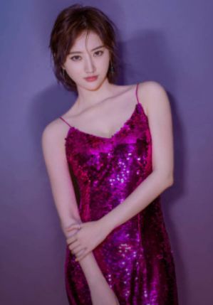 景甜|景甜穿吊带俯身照曝光,抚媚性感撩人,旁边男士的眼神亮了!