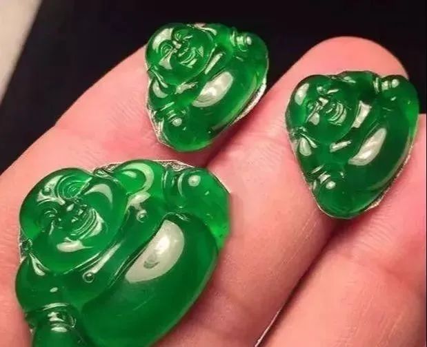 [文玩核桃]角落里无人问津的翡翠原石小色料，竟切除了高冰帝王绿！