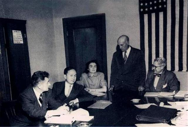 钱学森:钱学森葬礼:三军仪仗队为其抬棺,几十万人送行,第二日天降大雪