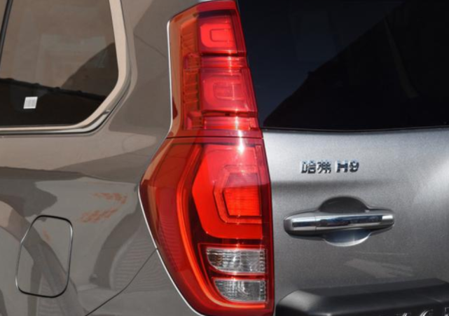 丰田普拉多▲比普拉多便宜近30万,造型帅过帕杰罗,配2.0T四驱还不香?