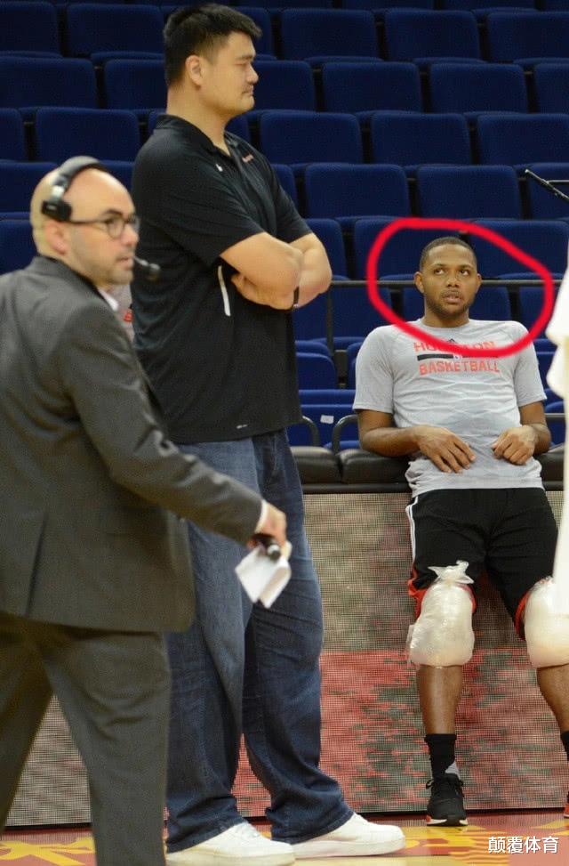 姚明|NBA球星首次看見姚明什么反應？哈登崇拜，戈登盯著看